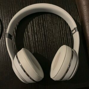 The Apple Beats Solo3 are wireless Bluetooth headphones. Like new.
